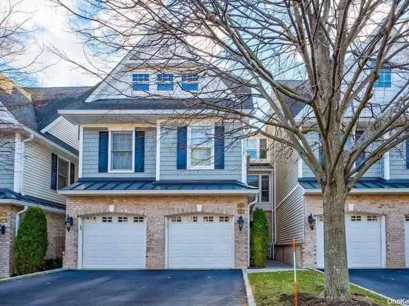 272 Roosevelt Way #1, Westbury, NY 11590