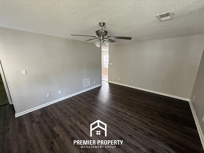 3 bed, 2.0 bath, 1200 sqft, $1,495 — Photo 3