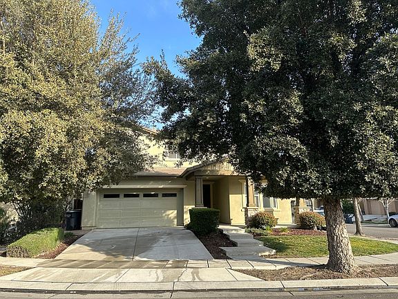 3rd image of 916 N Campania Ct