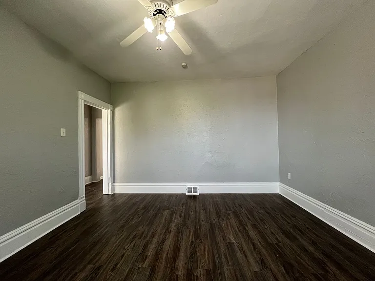 218 Mary St — Photo 2