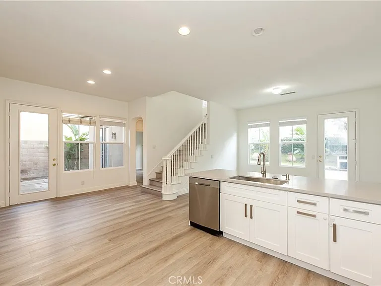 32 Sebastian — Photo 3