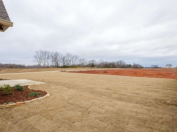 4th image of 114 Chestnut Oak Dr