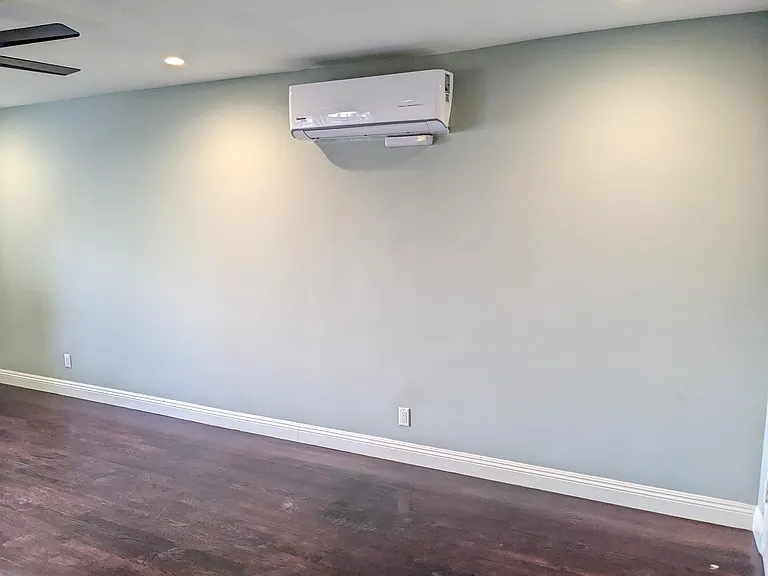 1028 E 3rd St #6 — Photo 17