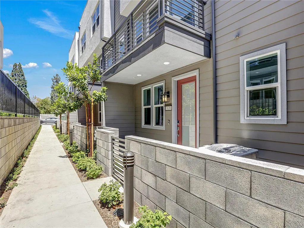 3 bed, 2.5 bath, 1842 sqft, $4,500 — Photo 3