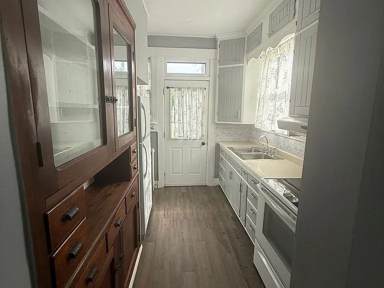 1135 Summit St — Photo 7