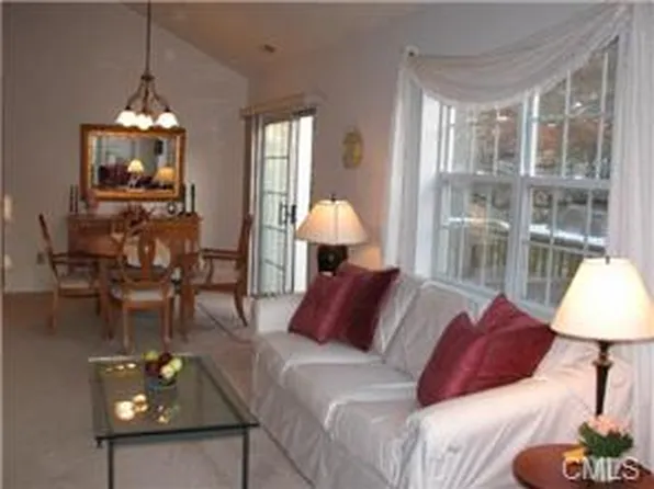 304 Foxboro Dr, Norwalk, CT 06851