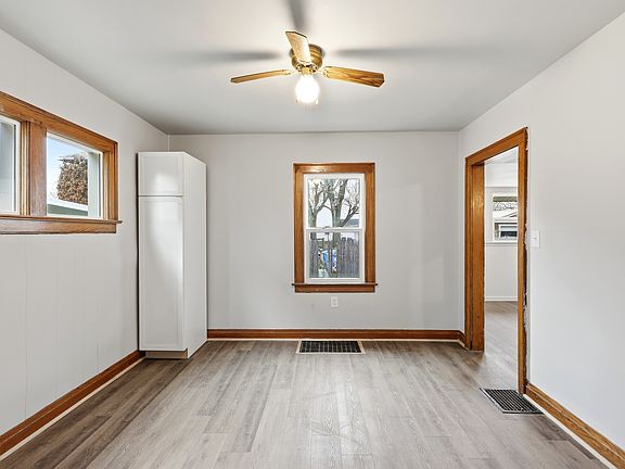 2nd image of 607 W Grand Ave