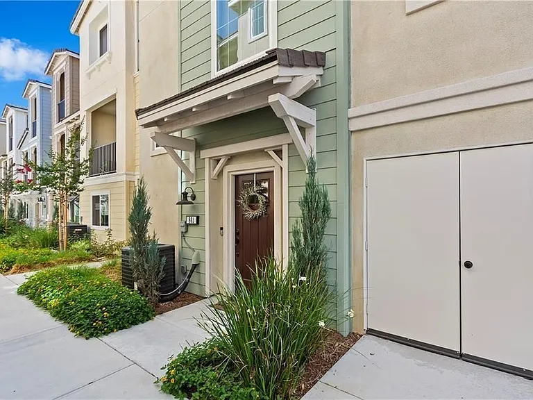 868 Seville Ln — Photo 4