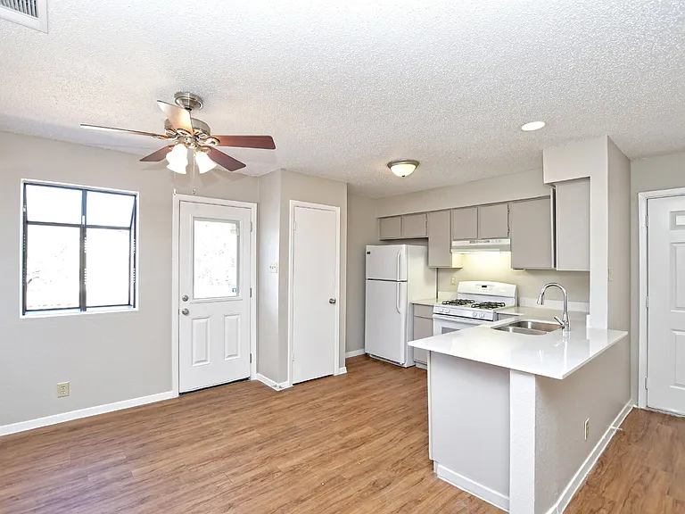 301 Algerita Dr #D — Photo 7