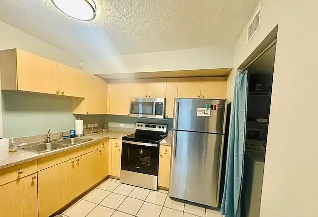 402 Villa Cir #402 — Photo 6