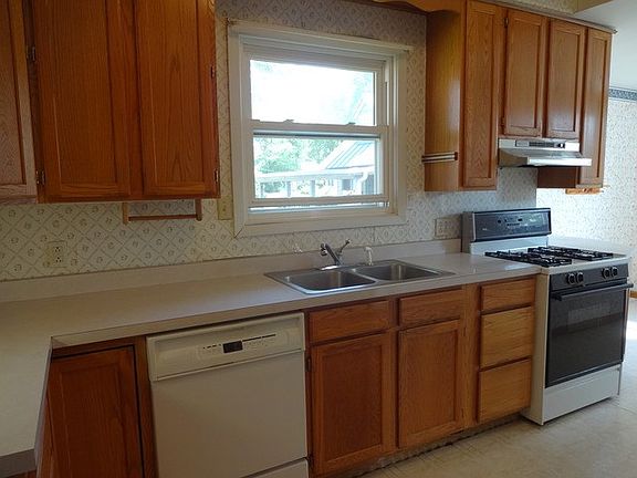 3rd image of 411 N Everett St