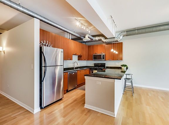 3rd image of 1225 W Morse Ave APT 307