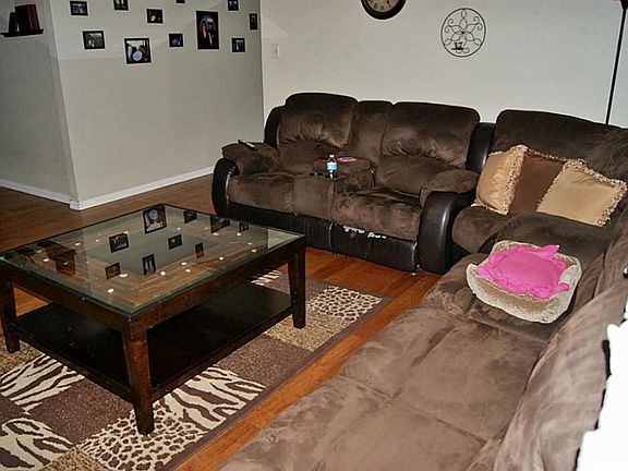 RIGHT SIDE OF BIG DEN