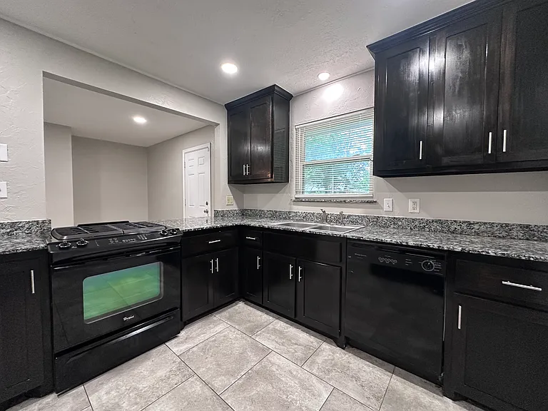 1530 Melrose Dr — Photo 7