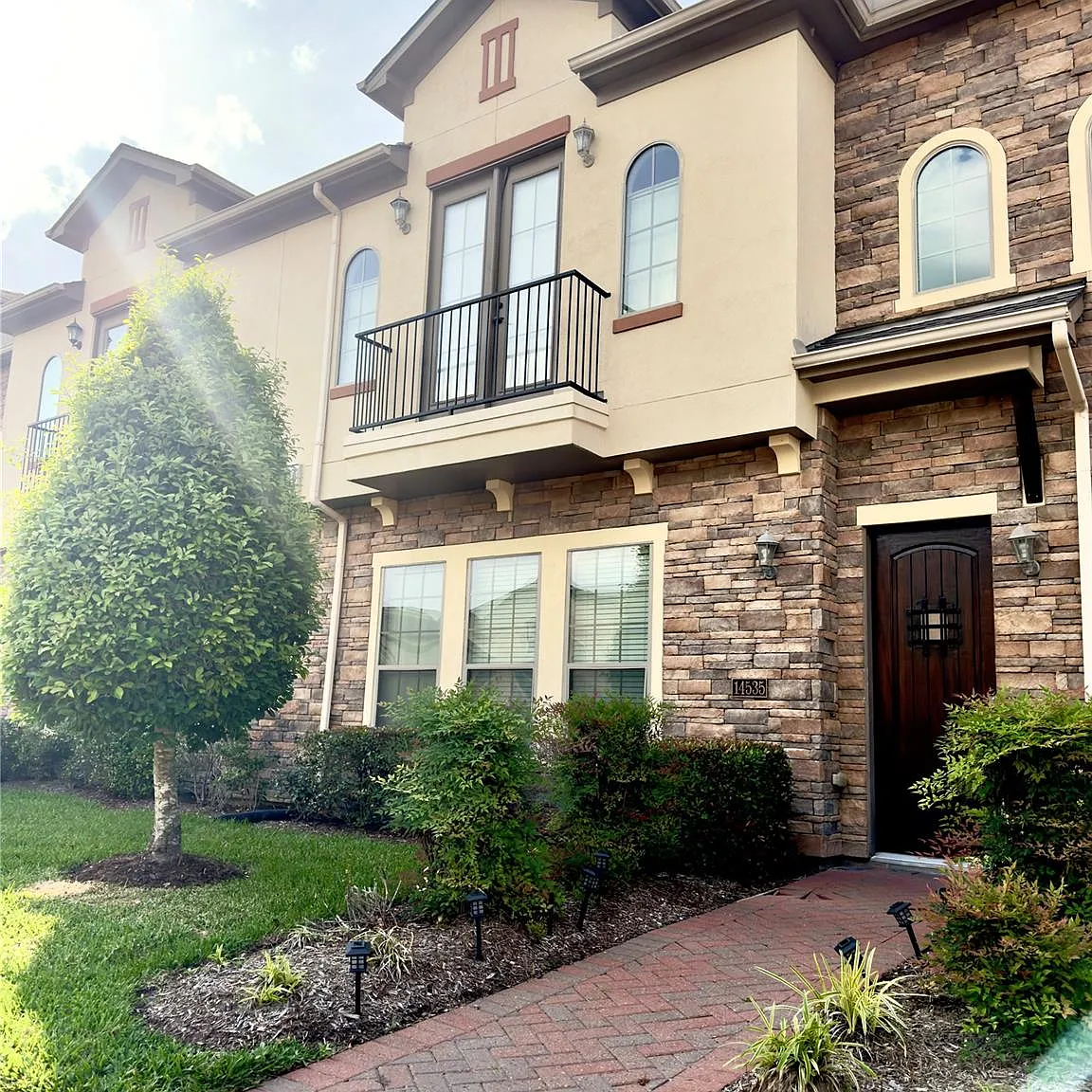 3 bed, 2.5 bath, 2065 sqft, $2,500 — Photo 2