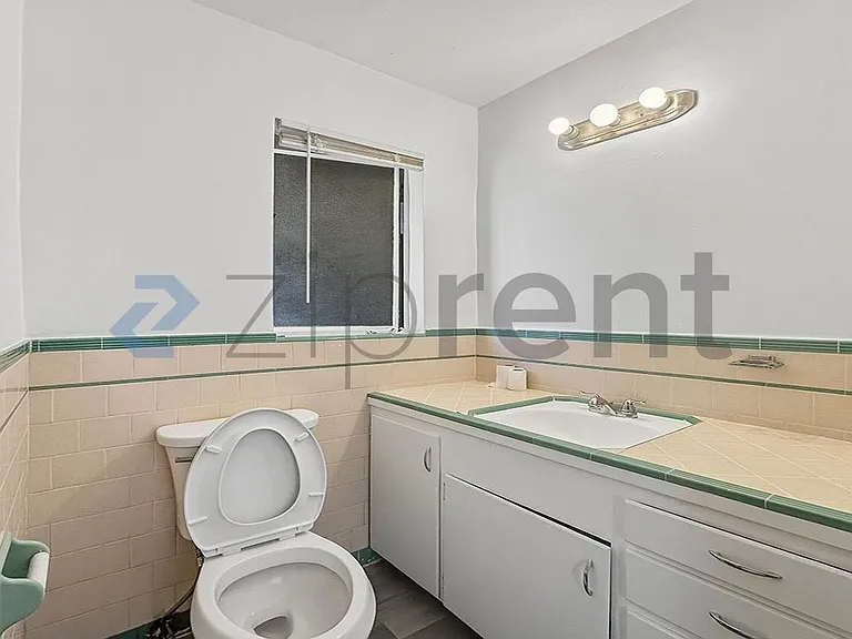 139 W 18th St #8 — Photo 10