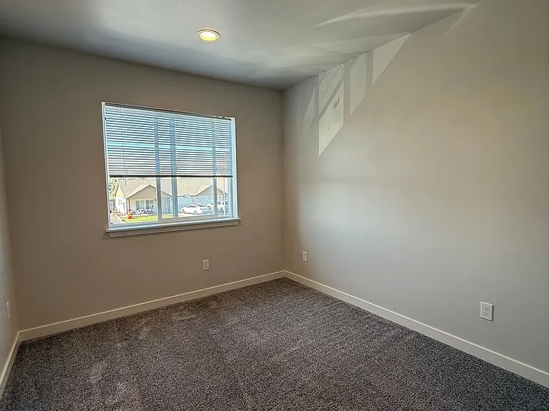 47 Samantha Ct — Photo 23