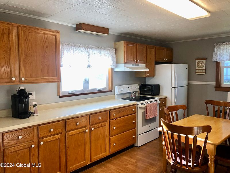 4th image of 74 Lakeview Avenue