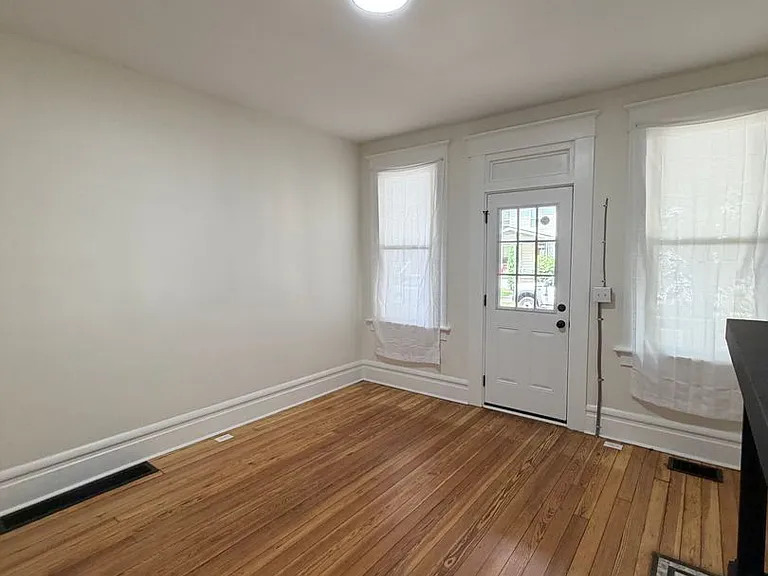 421 Hanford St — Photo 3