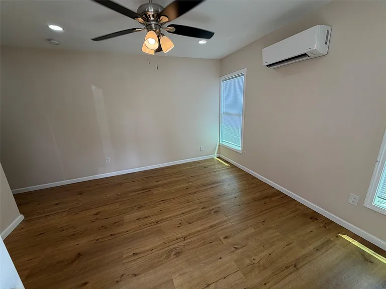 702 E Main St — Photo 3