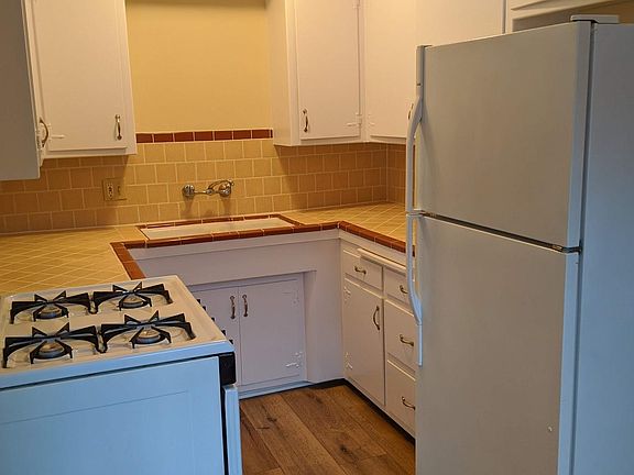 3rd image of 260 S Oakland Ave APT 9