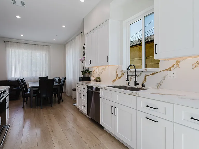 13540 Hamlin St — Photo 9