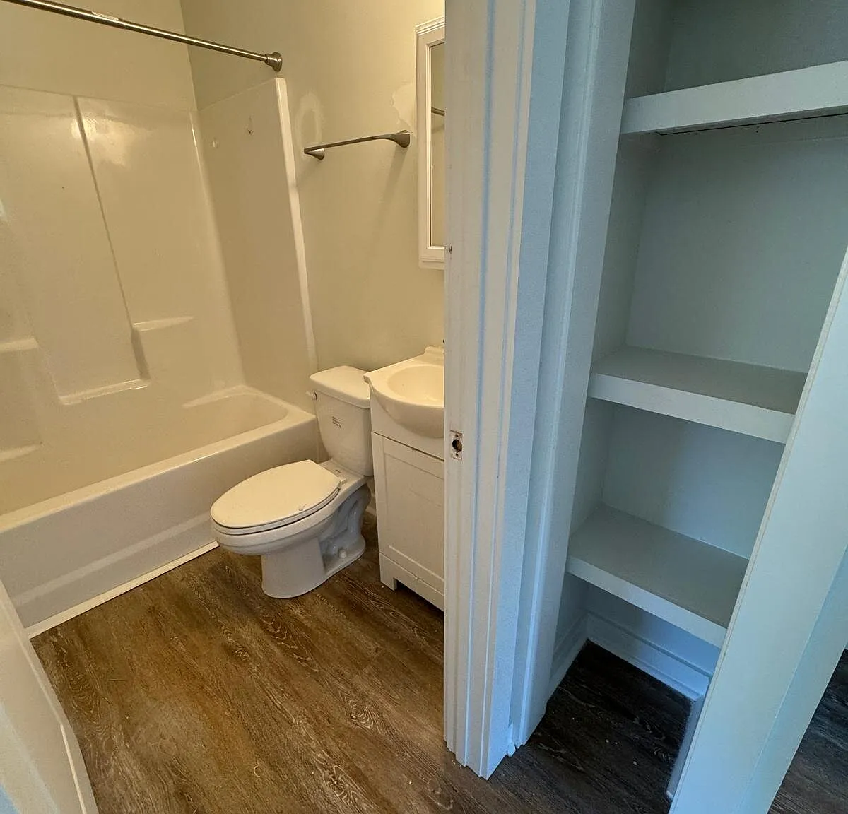 2 bed, 1.0 bath, 760 sqft, $1,350 — Photo 4