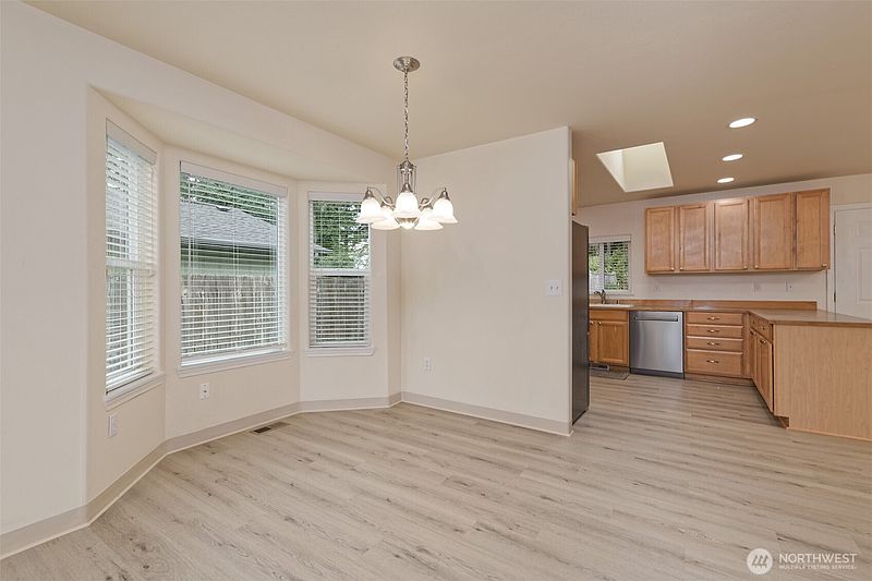5th image of 30 E Larch Place