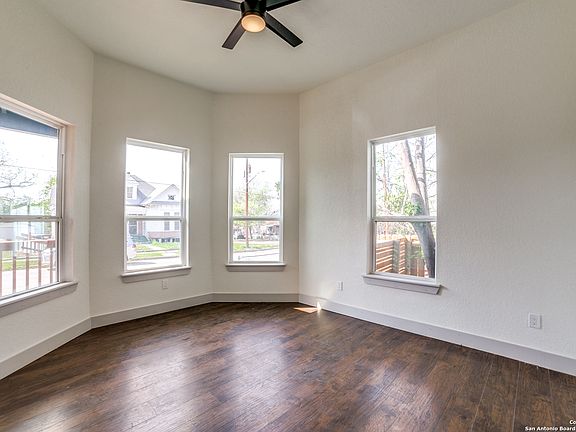 3rd image of 220 S Monumental