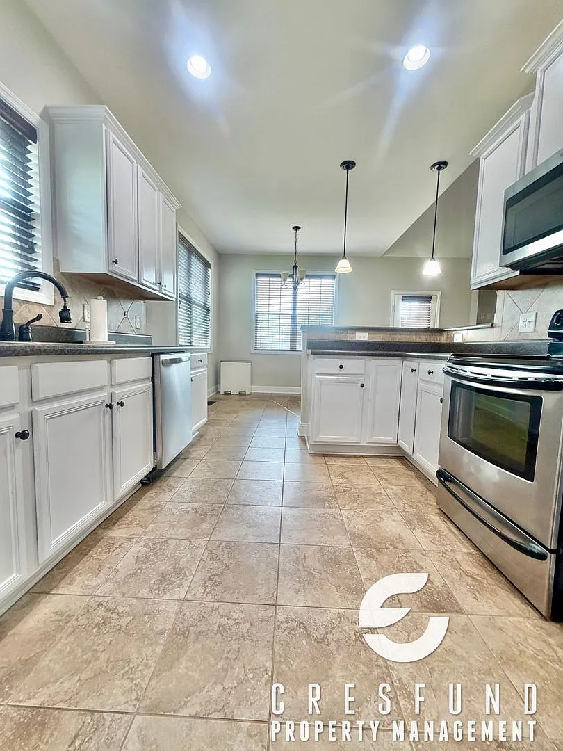 Spacious 3Br 2.5 Bath with Bonus room Fenced in yard — Photo 3
