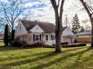 140 Woodland Dr, South Lyon, MI 48178