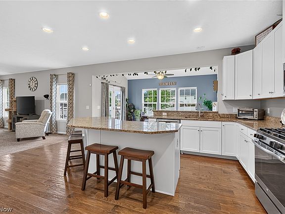 3rd image of 31832 Suncrest Cir