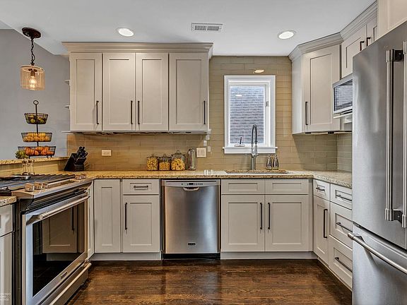 5th image of 1542 W Diversey Pkwy #3