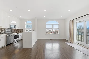 974 Summit Avenue, #406