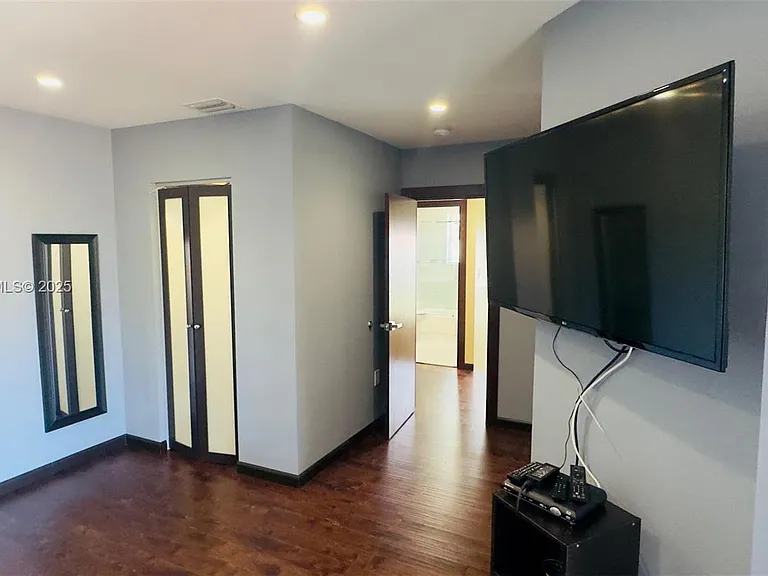 1094 Redwood St #1094 — Photo 6
