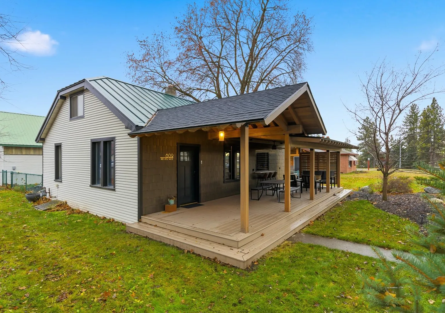 809 3rd Ave W - Fully Furnished Home Available ONLY October 2026 - May 2027 — Photo 3