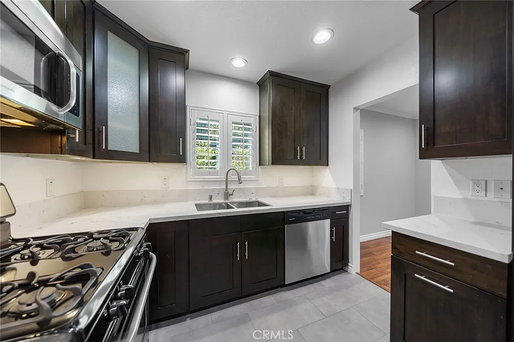 3 bed, 1095 sqft, $4,000 — Photo 3