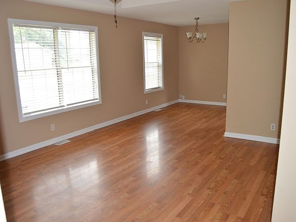 4th image of 588 Oakmont Dr
