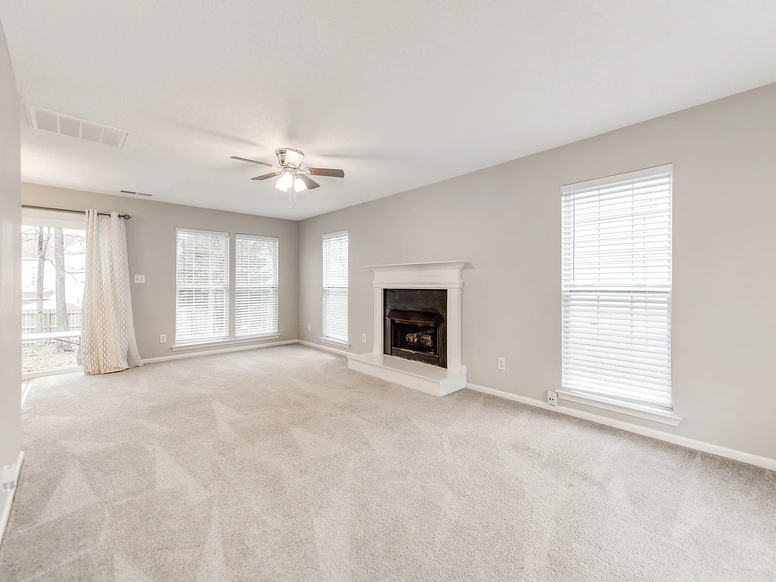 3 bed, 2.5 bath, 1629 sqft, $1,900 — Photo 4