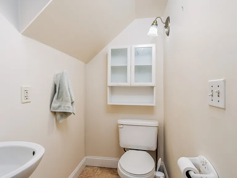 546 E 8th St #1 — Photo 14