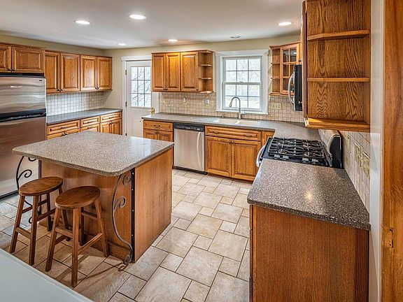4th image of 173 Chestnut Hill Road
