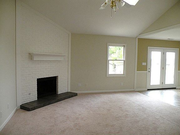 4th image of 1107 Summit Dr