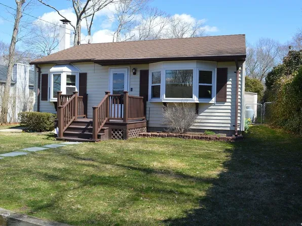 62 Squiretown Road, Hampton Bays, NY 11946