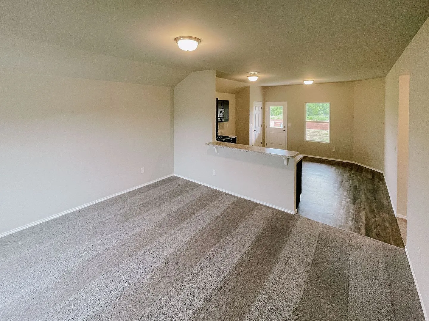 3-bedroom, 2-bath home in Yukon with a 2-car garage! — Photo 2