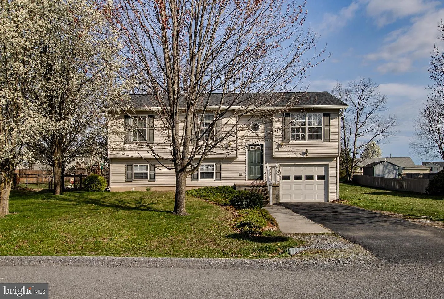 140 Thoreau Dr photo 1