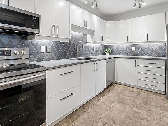 2nd image of 40 Gorge Rd W #103