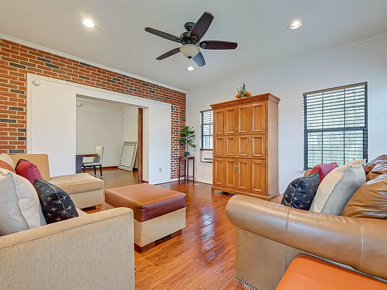 2412 Oakdale St — Photo 9