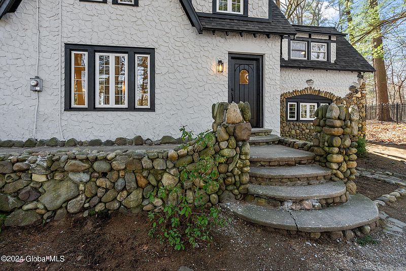 5th image of 915 St Davids Lane