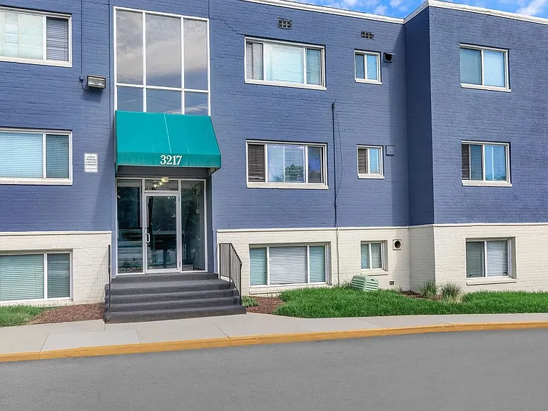 Regency Court Apartments — Photo 8