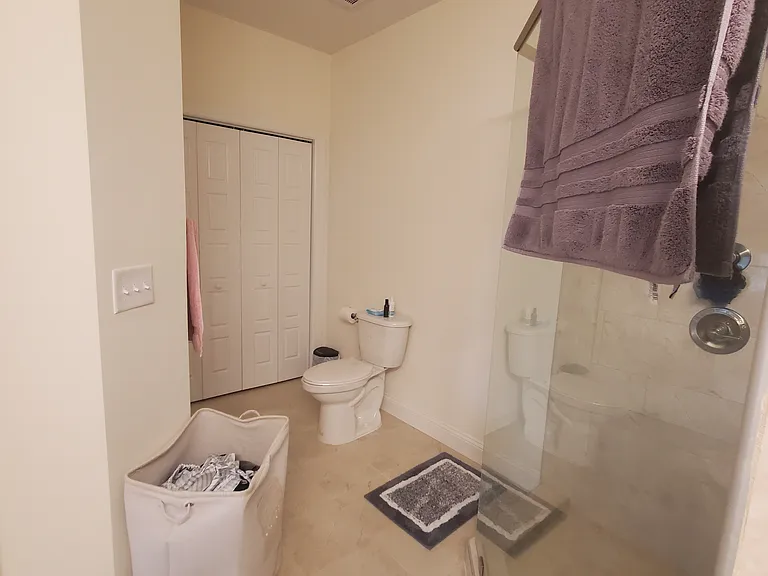 Ensuite
Linen closet